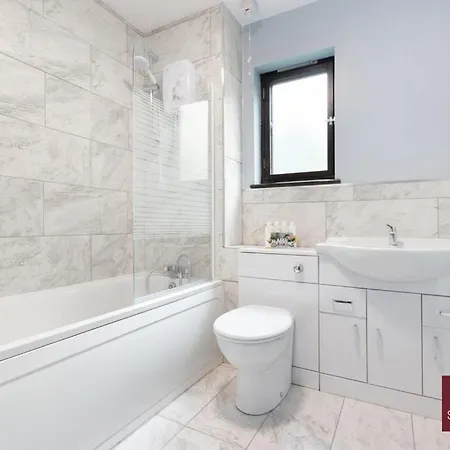 Isleworth - 4 Bed Modern House Brentford
