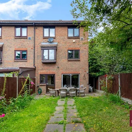 Isleworth - 4 Bed Modern House * Brentford