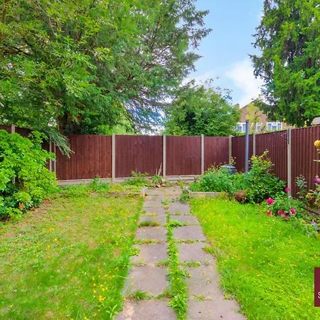 Isleworth - 4 Bed Modern House Brentford