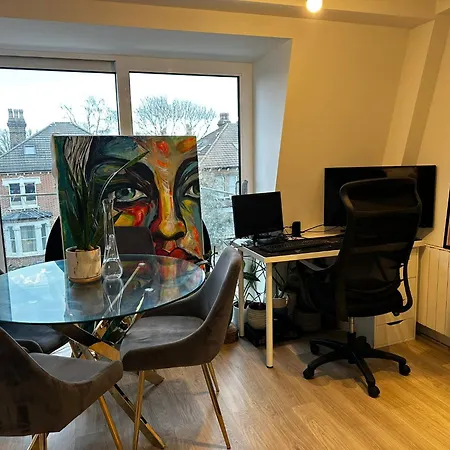 - Luxury One Bedroom With Two Baths And Wc Apartment