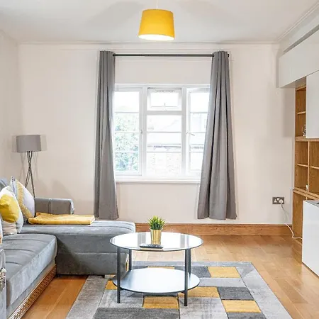 Away From - Spacious 3 Bed Apartment