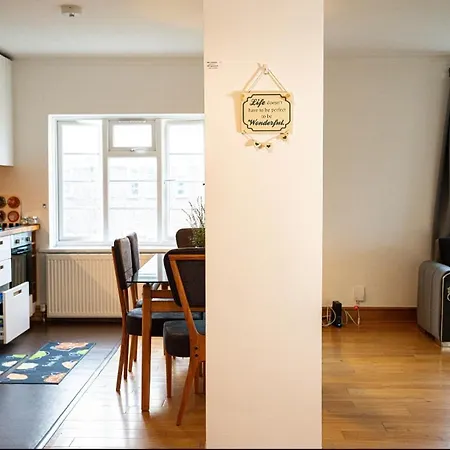 Away From - Spacious 3 Bed Apartment London