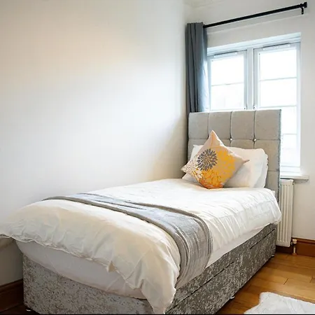 Away From - Spacious 3 Bed London