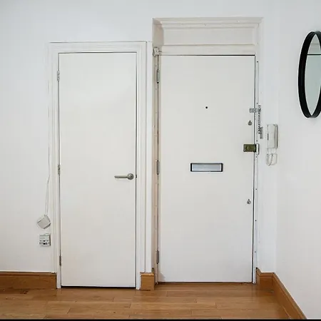 Apartment Away From - Spacious 3 Bed *