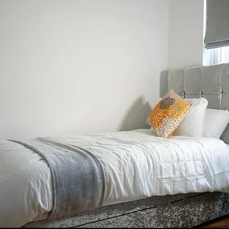 Away From - Spacious 3 Bed Apartment *