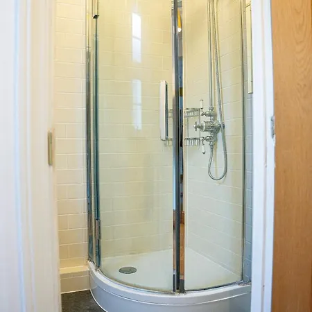 Away From - Spacious 3 Bed * London