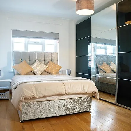 Apartment Away From - Spacious 3 Bed *
