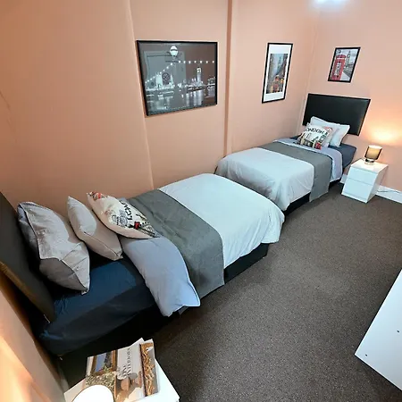 Stunning 3 Bedroom Serviced Flat In North Apartment *