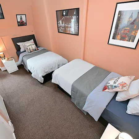 Stunning 3 Bedroom Serviced Flat In North Apartment