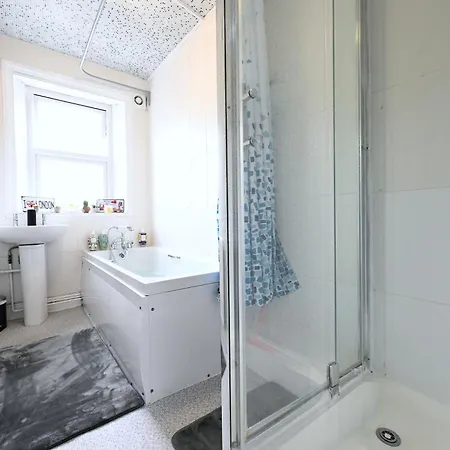 Stunning 3 Bedroom Serviced Flat In North Apartment *