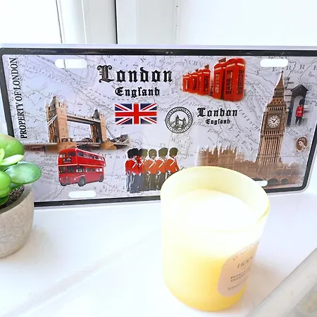Stunning 3 Bedroom Serviced Flat In North Apartment *