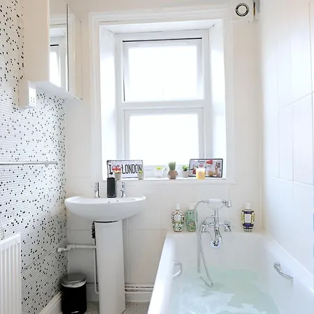 Stunning 3 Bedroom Serviced Flat In North *