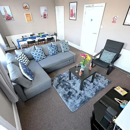 Stunning 3 Bedroom Serviced Flat In North Apartment