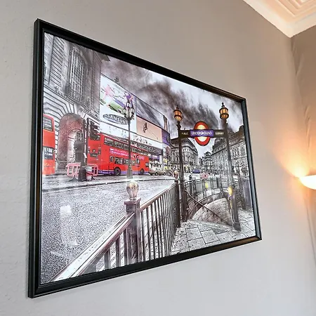 Stunning 3 Bedroom Serviced Flat In North Apartment *