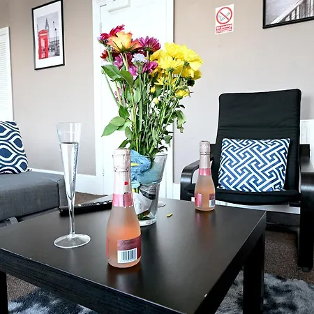 Stunning 3 Bedroom Serviced Flat In North Apartment *