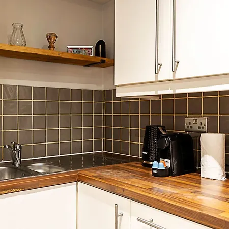 Cosy Garden Flat In Prestigious Residential Area London