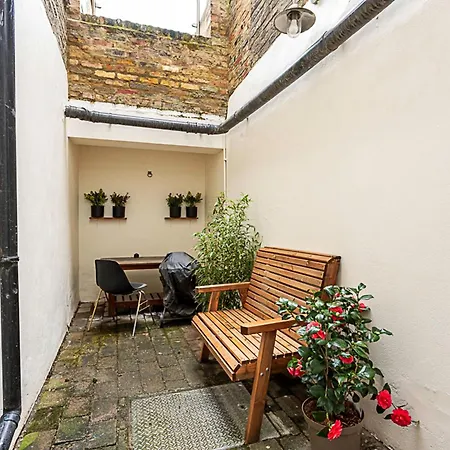Cosy Garden Flat In Prestigious Residential Area Apartment *