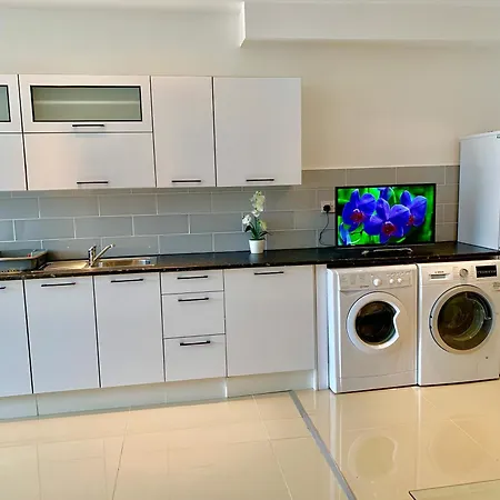 London Apartments, Private Bathrooms And Parking Apartment *