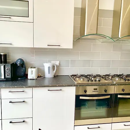 London Apartments, Private Bathrooms And Parking *