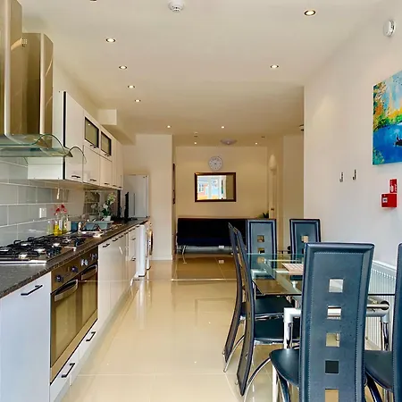 London Apartments, Private Bathrooms And Parking *