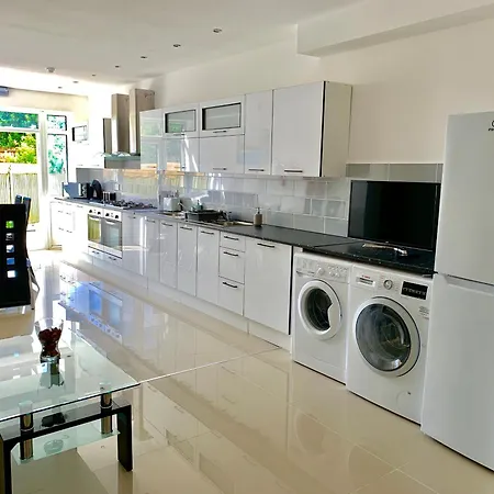 London Apartments, Private Bathrooms And Parking Apartment