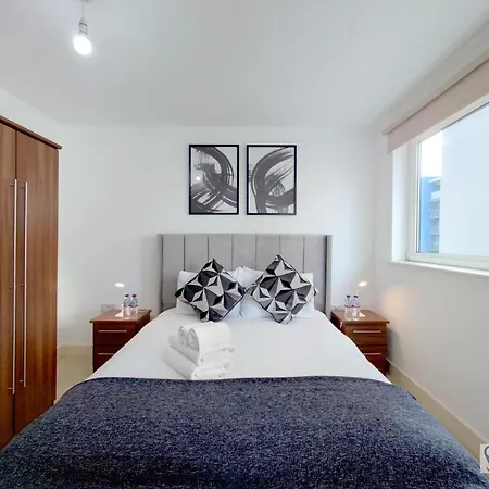Free Parking - Serviced Two Bed London Docklands