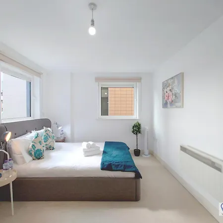 Free Parking - Serviced Two Bed London Docklands Apartment *