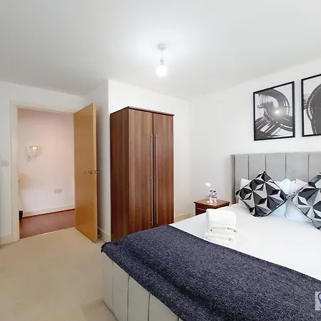 Free Parking - Serviced Two Bed London Docklands Apartment