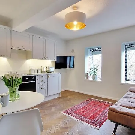 Chic 2-bed Apartment, Free Wi-fi And Parking Apartment London