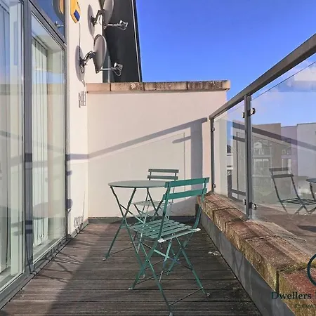 Stylish 3bedrooms 2 Bath In Romford *