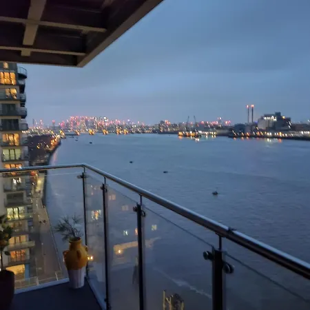 Snuggle Inn: Riverside With Thames Views London