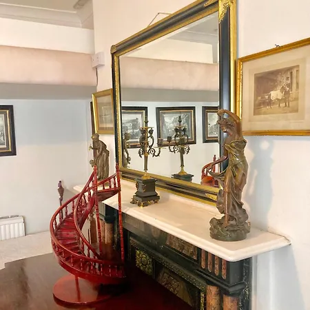 Quality And Very Good Value Private In Close To Notting Hill Zone 2 *