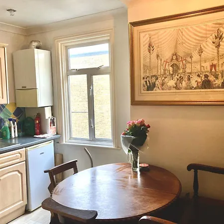 Quality And Very Good Value Private In Close To Notting Hill Zone 2 Pensionat *
