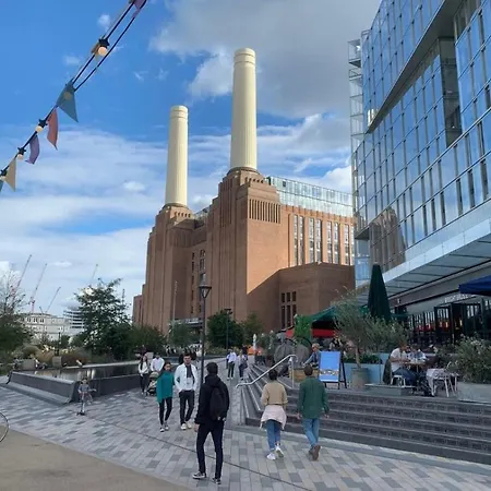 Homestay Location! Double Bedroom 2 Mins Walk From Battersea Power Underground Station!
