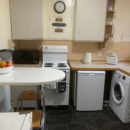 Location! Double Bedroom 2 Mins Walk From Battersea Power Underground Station!