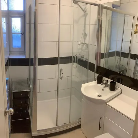 Location! Double Bedroom 2 Mins Walk From Battersea Power Underground Station! London