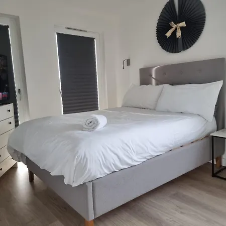Stunning Double Bedroom With En-suite In Shared Apartment- Se20 Border Alloggio in famiglia