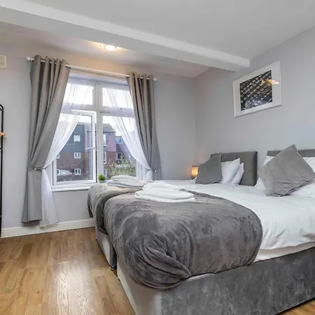 Charming 3-bed Townhouse In Vibrant Dom wakacyjny