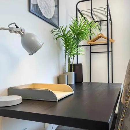Charming 3-bed Townhouse In Vibrant Dom wakacyjny Ealing