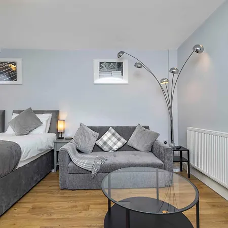 Charming 3-bed Townhouse In Vibrant *