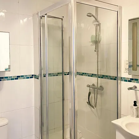 Apartment Spacious 2 Bed Flat In Wimbledon With Private Parking