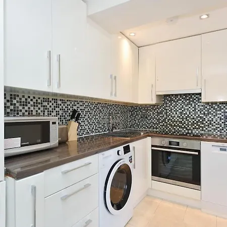 Three Bedrooom Flat In Heart Of