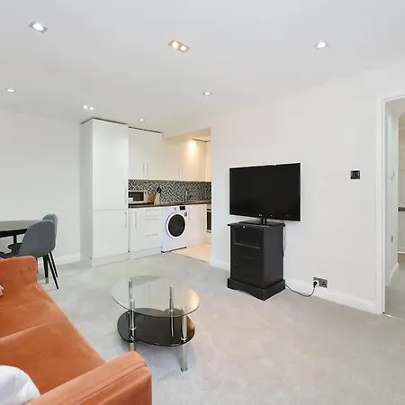 Apartment Three Bedrooom Flat In Heart Of *