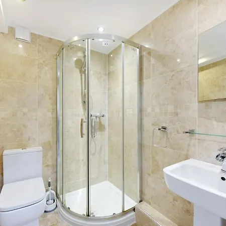 Three Bedrooom Flat In Heart Of *