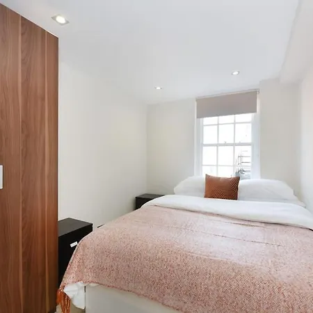 Apartment Three Bedrooom Flat In Heart Of *