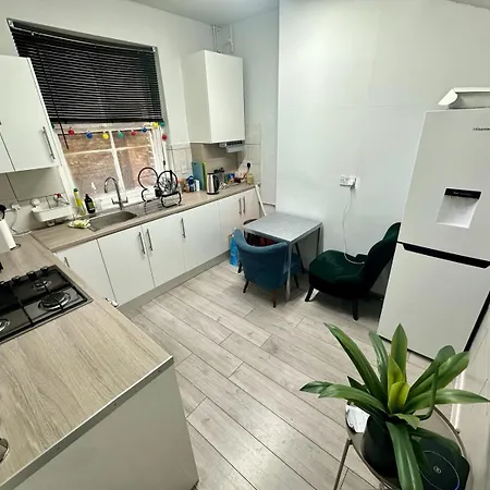 Whitechapel Station Homestay *