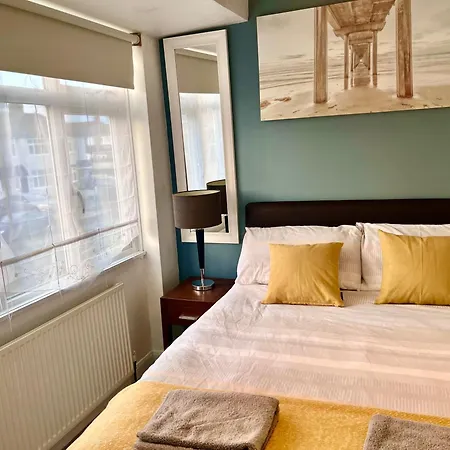 Blue With Parking Holiday home Chessington