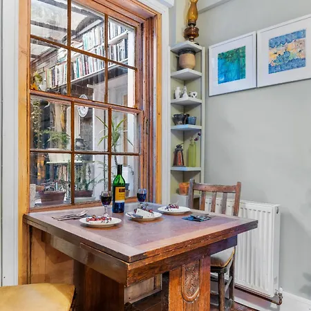 Parea Living - Cosy 1-bed Artistic Flat At Newington Apartment