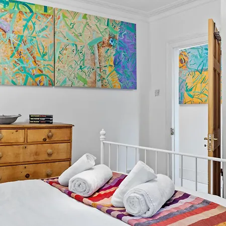 Parea Living - Cosy 1-bed Artistic Flat At Newington