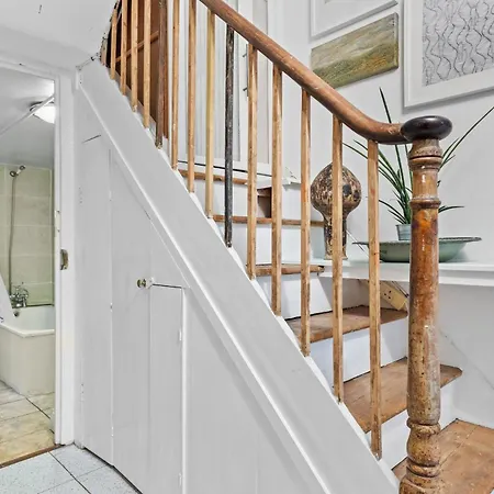 Parea Living - Cosy 1-bed Artistic Flat At Newington Apartment *